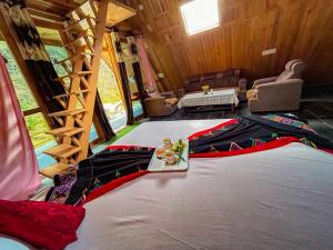 um quarto com uma cama com uma bandeja de comida em Ashapuri Cottage near Rupi Raila Waterfall em Sainj