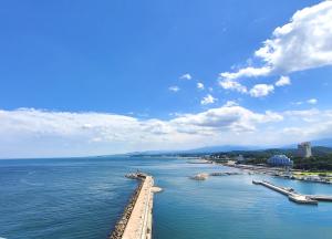 um grande corpo de água com uma ponte dentro em Ramada by Wyndham Gangwon Sokcho em Sokcho