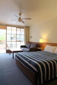 מיטה או מיטות בחדר ב-Summerhill Motor Inn