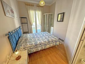 Кровать или кровати в номере Cosy Sea Front Apartment Nice France