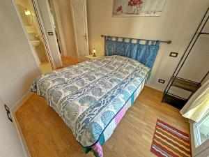 Кровать или кровати в номере Cosy Sea Front Apartment Nice France