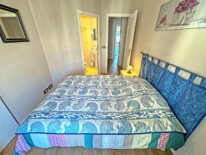 Кровать или кровати в номере Cosy Sea Front Apartment Nice France