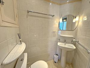 Ванная комната в Cosy Sea Front Apartment Nice France