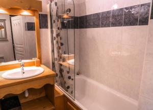 a bathroom with a sink and a shower at Résidence Les Hauts De Preclaux - Studio rénové au coeur des Orres 1800 MAE-6234 in Les Orres