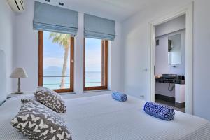 1 dormitorio con 1 cama y vistas al océano en Villa Madouri 5 bed seafront villa with private pool, en Pogoniá
