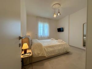 En eller flere senger på et rom på Borea Luxury Home