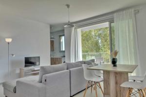 - un salon avec un canapé et une table dans l'établissement Phaedrus Living: City Center Residences Emerald, à Nicosie