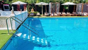 a large blue swimming pool with a stairway leading into it at Montreal in Benicàssim