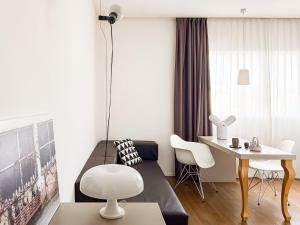 Apartamento pequeño con cama, mesa y sillas en Le Nove Hotel, en Nove