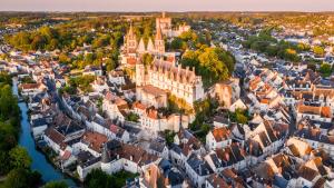 een luchtzicht op een stad met een rivier bij studio 4pers. centre de Loches in Loches