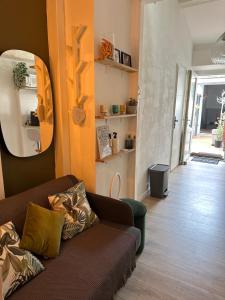 - un salon avec un canapé et un miroir dans l'établissement Studio Cosy rue Sainte/St Victor, à Marseille