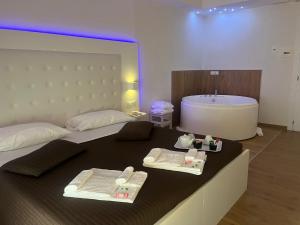 a bedroom with two beds and a bath tub at Boutique Hotel e Spa Città Bianca in Pescara