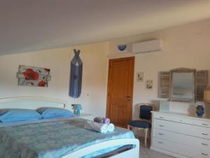 1 dormitorio con 1 cama, vestidor y cajón en Le Rondini, en Corinaldo