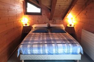 سرير أو أسرّة في غرفة في Chalet Cosy - Chalets pour 5 Personnes 111