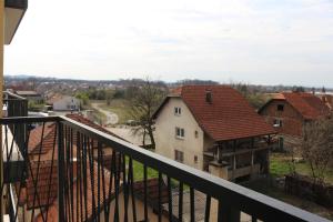 uma vista da varanda de uma casa em West Wing - Apartmani Živinice em Živinice