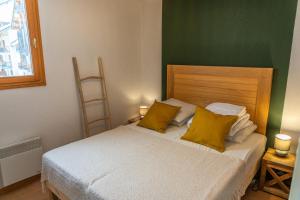 Кровать или кровати в номере Résidence Le Parc Des Airelles - 2 Pièces pour 7 Personnes 621