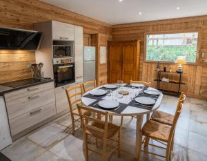 a dining room with a table and chairs in a kitchen at Résidence Pramouton - Chalets pour 6 Personnes 601 in Le Mélézet