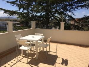 einen weißen Tisch und Stühle auf einer Terrasse in der Unterkunft Boutique Hotel e Spa Città Bianca in Pescara