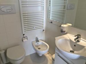 bagno bianco con servizi igienici e lavandino di Boutique Hotel e Spa Città Bianca a Pescara