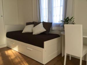 uma cama num pequeno quarto com uma janela em Boutique Hotel e Spa Città Bianca em Pescara