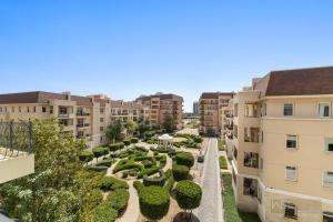 uma vista aérea do pátio de um edifício de apartamentos em WelHome - Serene Bliss: Regent House 2 Studio Haven no Dubai