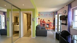 una sala de estar con paredes de color verde y morado. en Borgo Dei Gabbiani da Silvia, en Magliolo
