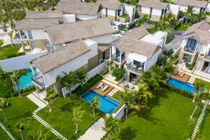 - une vue aérienne sur une maison avec une piscine dans l'établissement New World Phu Quoc Resort, à Duong Dong