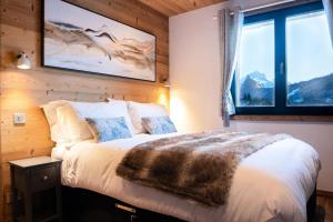 a bedroom with a bed and a large window at Résidence Les Rosiers - Chalet Rosiers - 10 Personnes - Morzine/Montriond MAE-3901 in Montriond