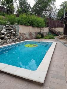 una piscina en un patio con piscina en French Villa Provance en Almaty