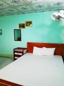 A bed or beds in a room at Homestay Nguyễn Hùng