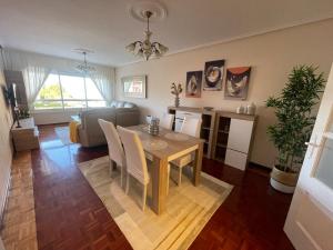 een eetkamer en woonkamer met een tafel en stoelen bij SOL Y MAR in Vivero