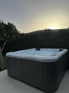 una vasca idromassaggio situata in cima a un patio di BlueGreen Villa a Karteros