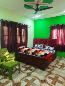 En eller flere senger på et rom på Hotel R P Residency, Uttarakashi Road Bhawan Syalsi Uttarakhand