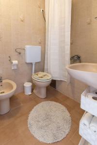Wohnung in Privlaka mit Terrasse, Grill und Garten في بريفلاكا: حمام مع مرحاض ومغسلة وحوض استحمام