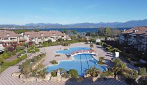 - une vue sur la piscine d'un complexe dans l'établissement I Ciliegi 1-09 con piscina by Wonderful Italy, à Desenzano del Garda