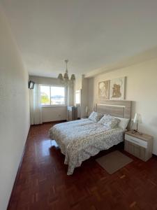 Un dormitorio con una cama y una ventana grande. en SOL Y MAR, en Vivero