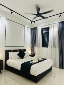 - une chambre avec un lit et un ventilateur de plafond dans l'établissement KLCC suites by Chambers, à Kuala Lumpur