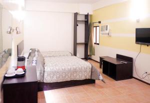 Postel nebo postele na pokoji v ubytování Metro Park Hotel Mandaue