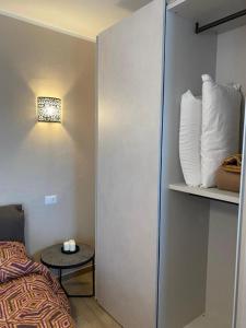 Habitación con cama y estante con toallas en Casa Marì, en Sulzano