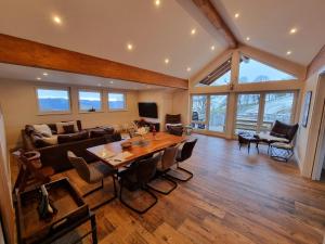 a living room with a table and a couch at Deluxe Ferienwohnung Schwarzwald, 8 Personen, 140 qm, Haus Sonnenschein in Todtnau