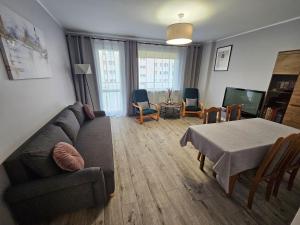 sala de estar con sofá y mesa en Ratuszowa 6, en Kołobrzeg