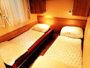a small room with two beds in it at Ein Mobilheim in einer grünen und waldreichen Umgebung in Slovenj Gradec