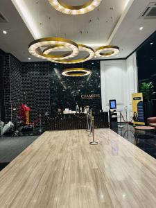 Cette chambre dispose d'une piste de danse et d'un lustre. dans l'établissement KLCC suites by Chambers, à Kuala Lumpur