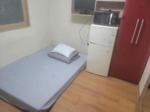 Postel nebo postele na pokoji v ubytování Dongdaemun Studio