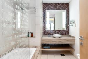 een badkamer met een wastafel en een spiegel bij Ultimate Stay / Luxurious Living at its Finest in Dubai