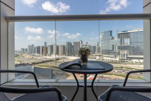 een tafel in een kamer met uitzicht op de stad bij Ultimate Stay / Luxurious Living at its Finest in Dubai