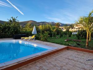 una piscina con tavolo e ombrellone di Casa con piscina, High-speed Wi-Fi y vistas a Santa Brígida