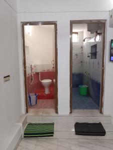 a bathroom with a tub and a toilet in a room at Bava guest house in Tiruvannāmalai