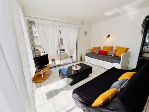 - un salon avec un canapé et un lit dans l'établissement Superbe Appartement Vue mer, à Canet