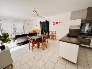 Il comprend une cuisine et un salon avec une table et des chaises. dans l'établissement Superbe Appartement Vue mer, à Canet